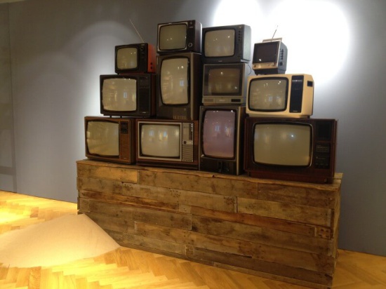 Credits   Tommy Hilfiger - Vintage TV Wall Display